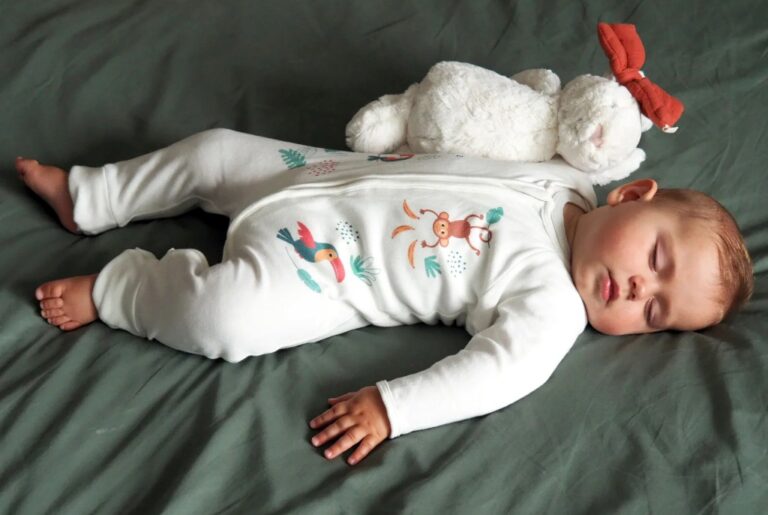 Pyjama’s voor baby’s: biologisch katoen of klassiek? Dit moet je weten voor je koopt
